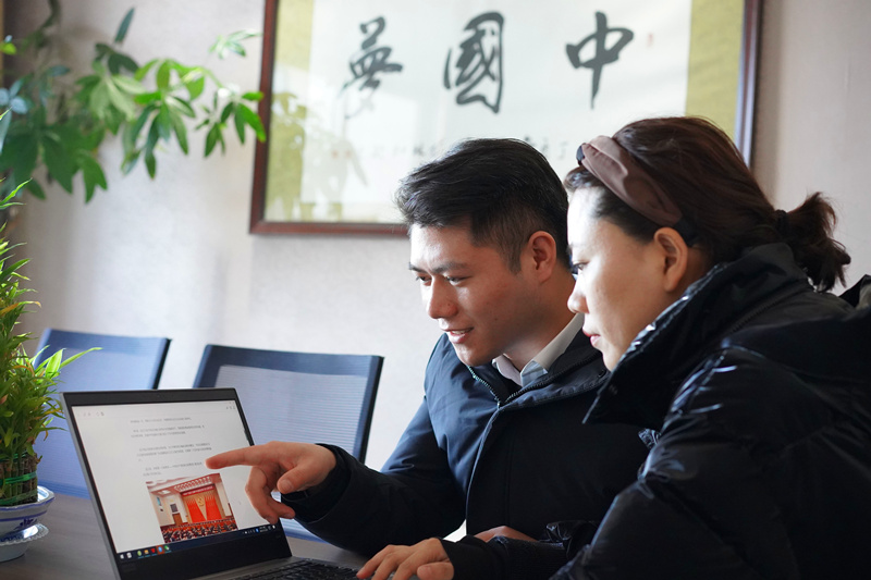 神木分公司充分利用微信公眾號服務(wù)平臺，及時發(fā)布中共十九屆六中全會精神學(xué)習(xí)的內(nèi)容，引導(dǎo)全體員工通過學(xué)習(xí)要堅決貫徹黨中央決策部署，完整、準確、全面貫徹新發(fā)展理念，解放思想、深化改革、凝心聚力、擔(dān)當實干。_副本.jpg