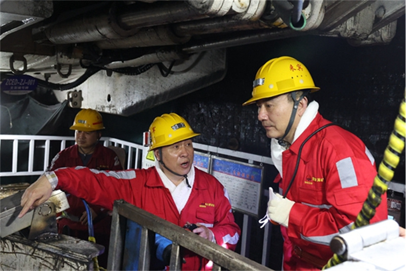 張文琪五一假期輕車簡(jiǎn)從深入陜北企業(yè)檢查安全生產(chǎn)并慰問(wèn)在崗干部職工4.jpg