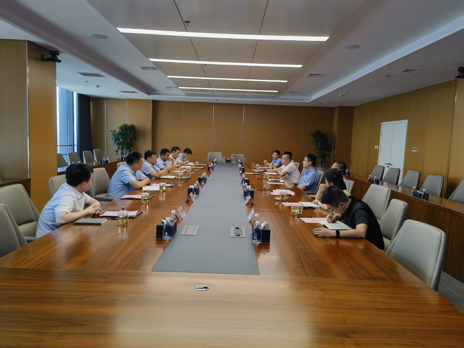 徐國(guó)強(qiáng)帶隊(duì)赴陜煤技術(shù)研究院交流座談